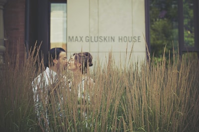 女人和男人在马克斯·格卢斯金大厦附近接吻